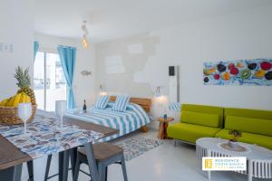- un salon avec un canapé vert et une table dans l'établissement Residence Costa Bianca, à Gallipoli