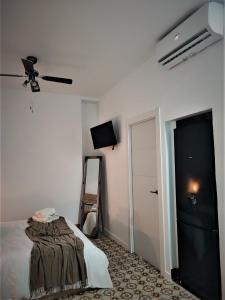 a bedroom with a bed and a ceiling fan at Apartamento Monastrell 13 in Novelda