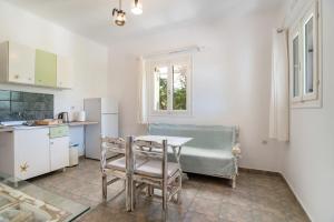 Una cocina con mesa y sillas y un refrigerador. en Green Retreats 1 Paros, en Isterni 14 fotos más