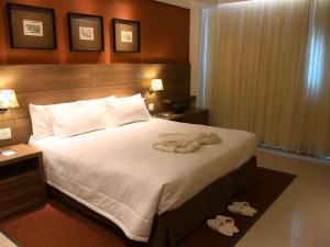 Una habitación de hotel con una cama con toallas. en Hotel Araraquara By Mercure, en Araraquara