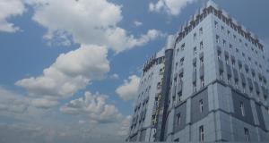 スライマーニーヤにあるRawaz Hotel & Motelの空雲の高い白い建物