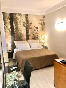 1 dormitorio con 1 cama con una pintura en la pared en Hotel La Ginestra en Acqualagna