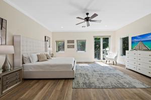 1 dormitorio con 1 cama y ventilador de techo en Casa Central: In the Heart of Fort Lauderdale!, en Fort Lauderdale