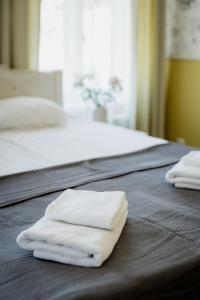 Postel nebo postele na pokoji v ubytování Vanalinna Boutique Hotel