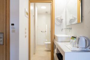 Koupelna v ubytování Oscar Hotel