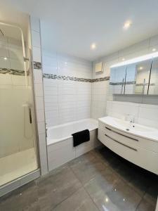 Apartment Künzelsau في كونتسلزاو: حمام أبيض مع حوض ومغسلة