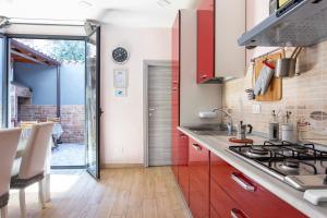 A kitchen or kitchenette at Mary's House