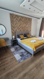 A bed or beds in a room at Helena Stúdió Apartman Még 37 kép