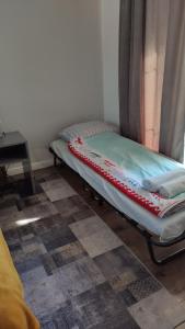 A bed or beds in a room at Helena Stúdió Apartman
