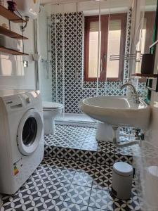 a bathroom with a washing machine and a sink at CITy CENTER in Cosenza