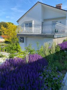 una casa con flores púrpuras delante de ella en 3C Boutique Apartments Nrº14 en Mainburg