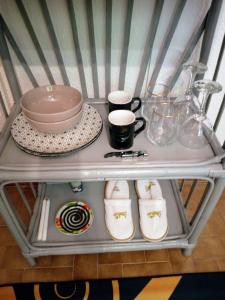 a shelf with some dishes and a bowl and a plate at La Chambre de Cosy in Libreville