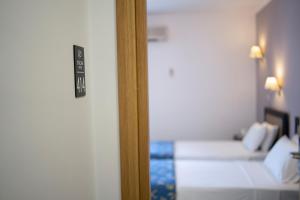Postel nebo postele na pokoji v ubytování Oscar Hotel