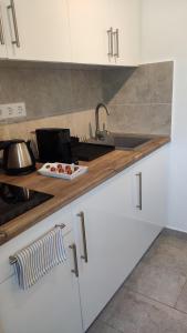 A kitchen or kitchenette at Helena Stúdió Apartman