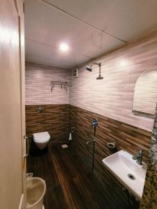 Koupelna v ubytování Apex Hotel