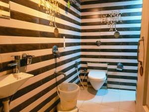 ein Bad mit einem WC und einem Waschbecken in der Unterkunft Apex Hotel in Mumbai