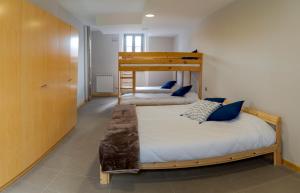 een slaapkamer met 2 stapelbedden in een kamer bij Albergue de Cerceda in Cerceda