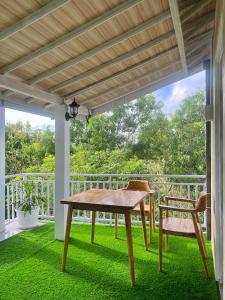 En balkon eller terrasse på Foura House Bali + 18 billeder