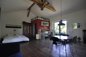 ein Schlafzimmer mit einem Bett und einem Tisch und Stühlen in der Unterkunft Romantisches Studio am Waldesrand mit Gartensauna in Schwarz