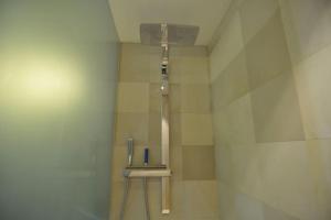 een badkamer met een douche, een wastafel en een ventilator bij Romantisches Studio am Waldesrand in Schwarz