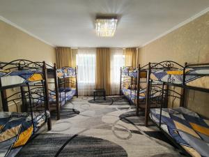 Tempat tidur susun dalam kamar di Hostel Nice