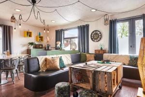 ein Wohnzimmer mit einem Sofa und einem Tisch in der Unterkunft Kyriad Direct Le Bourget Gonesse in Gonesse