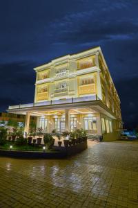 - un grand bâtiment blanc la nuit dans l'établissement Hotel Star Palace - Rameswaram Tamil Nadu, à Rameswaram
