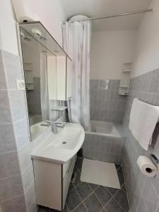 Koupelna v ubytování Apartmani Baška Voda + 37 fotografií