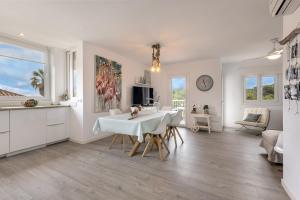 a kitchen and living room with a table and chairs at Flat just 280 m from the beach in Can Picafort