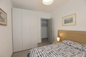 Letto o letti in una camera di Adamaina - Sea view apartment with private garage