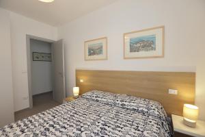 Letto o letti in una camera di Adamaina - Sea view apartment with private garage