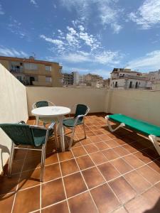 d'une terrasse sur le toit avec une table et des chaises. dans l'établissement Hotel Victoria Centro, à Almuñécar