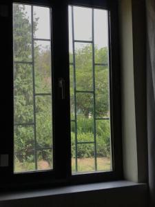 ein offenes Fenster mit Blick auf einen Baum in der Unterkunft Legenda Health Resort in Kaji-Say