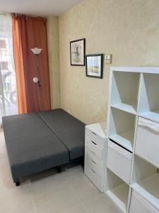 - une chambre avec un lit et une étagère dans l'établissement Marina Dor Primera Linea, à Oropesa del Mar