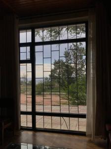 ein offenes Fenster mit Blick auf einen Tennisplatz in der Unterkunft Legenda Health Resort in Kaji-Say