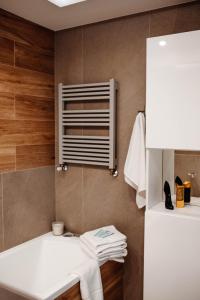 ein Bad mit einem Waschbecken und einer Klimaanlage in der Unterkunft Apartament Staszica Nowa Sól in Nowa Sól