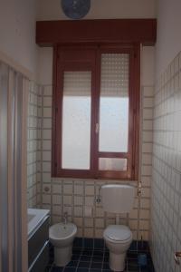 La salle de bains est pourvue de toilettes, d'une baignoire et d'un lavabo. dans l'établissement Casa Arco, à Torre Suda