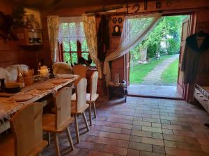 a dining room with a long table and chairs at Koperkowe Rancho Beskid Wyspowy Domek Małopolskie KAMIONNA in Kamionna