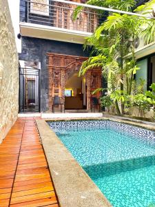 una piscina en medio de un edificio en Satran Villa @ Kuta Bali, en Legian