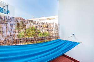 Santo Amaro Beach Family Stays في أويراس: أرجوحة زرقاء في غرفة بها سياج