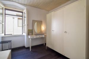 Habitación con tocador y espejo en la pared. en Da Silvio, en Villanova Monteleone