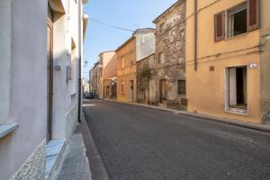 una calle vacía en un callejón con edificios en Da Silvio, en Villanova Monteleone