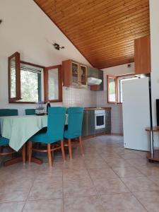 una cucina con tavolo, sedie e frigorifero di Holiday Home Vineyard house a Bol