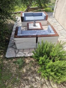 un banco sentado en el suelo en un patio en Holiday Home Vineyard house en Bol