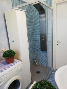 um chuveiro na casa de banho com uma máquina de lavar roupa em APPARTAMENTO STELLA MARINA em Silvi Marina