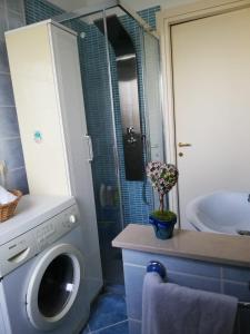 uma casa de banho com uma máquina de lavar roupa e um lavatório em APPARTAMENTO STELLA MARINA em Silvi Marina