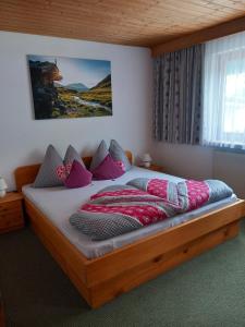 sypialnia z dużym łóżkiem z poduszkami w obiekcie Haus Melanie w mieście See
