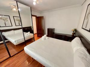 Postel nebo postele na pokoji v ubytování Apartamento Reyes de España / Free Parking & Wi Fi