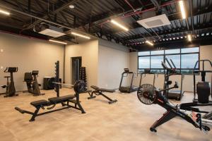 - une salle de sport avec plusieurs appareils d'exercice dans l'établissement NH HOTEL FEIRA DE SANTANA, à Feira de Santana