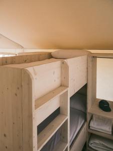 Palanda nebo palandy na pokoji v ubytování wecamp Cadaqués